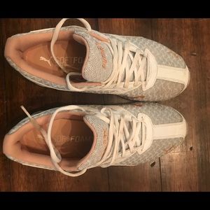 Women’s Puma shoes sz 9
